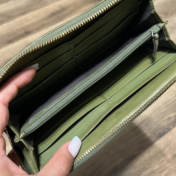 Gucci Wallet w/ Gift 🌺 - Picture 11 of 12